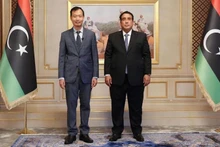 Посол Нгуен Нам Зыонг и Председатель Президентского совета Ливии Мухаммад Аль-Манфи. Фото: Посольство Вьетнама в Египте