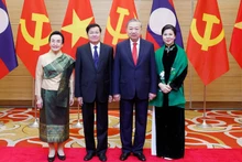 Генсекретарь То Лам и его супруга с Генсекретарём ЦК НРПЛ, Президентом Лаоса Тхонглуном Сисулитом и его супругой, 26 января 2026 года, Ханой. Фото: ВИА