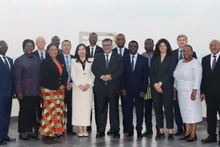 Заместитель министра иностранных дел Вьетнама Ле Тхи Тху Ханг и нерезидирующие послы. Фото: МИД Вьетнама