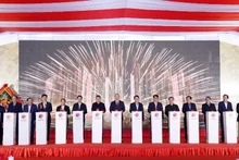 Генеральный секретарь ЦК КПВ То Лам и делегаты проводят церемонию начала строительства начальной-неполной средней школы-интерната Чыонгха. Фото: ВИА