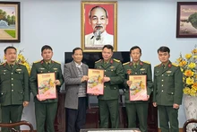 Представитель газеты «Нянзян» передает экземпляры весеннего выпуска газеты «Нянзян» кадровым работникам и военнослужащим 148-го полка.