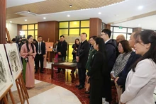 Посетители знакомятся с пространством всемирного документального наследия Вьетнама.