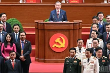 Генеральный секретарь ЦК КПВ То Лам выступает на закрытии съезда.