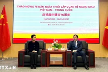 Генеральный консул Буй Нгуен Лонг и глава Управления иностранных дел Чунцина Ван Вэнь. Фото: ВИА