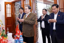 Председатель НС Чан Тхань Ман зажигает благовония в память о покойном Генсекретаре ЦК КПВ, Председателе НС Нгуен Фу Чонге. Фото: ВИА