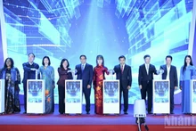 Премьер-министр Фам Минь Тьинь и делегаты проводят церемонию запуска проекта «Поддержка женского предпринимательства на период 2026-2035 годов». Фото: Чан Хай