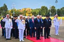 Председатель ГД России Вячеслав Володин и высокопоставленная делегация России почитают память Президента Хо Ши Мина.