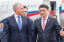 Заместитель председателя НС Ву Хонг Тхань встречает Председателя ГД России Вячеслава Володина. Фото: daibieunhandan.vn