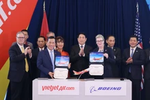Церемония подписания акта передачи первого самолёта Boeing 737-8 между корпорацией Boeing и авиакомпанией Vietjet Air. Фото: ВИА