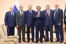 Премьер-министр Фам Минь Тьинь и российские друзья. Фото: VGP