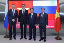 Премьер-министр Фам Минь Тьинь, заместитель Председателя Правительства РФ Александр Новак (в центре), заместитель Премьер-министра Буй Тхань Шон и руководитель компании Zarubezhneft. Фото: VGP 
