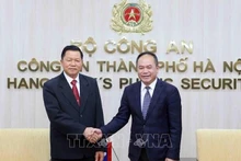 Директор Управления общественной безопасности города Ханоя Нгуен Тхань Тунг и Министр общественной безопасности Лаоса Вантхонг Конгмани. Фото: ВИА