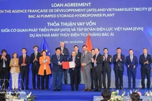 Церемония подписания кредитного соглашения между Французским агентством развития (AFD) и Вьетнамской электроэнергетической корпорацией (EVN) по проекту гидроаккумулирующей электростанции Бак Ай. Фото: ВИА