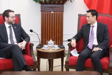 Замминистра иностранных дел Данг Хоанг Зянг и Посол Великобритания во Вьетнаме Иэн Фрю. Фото: baoquocte.vn