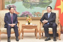 Вице-премьер Май Ван Тьинь и Министр по делам культов и религий Камбоджи Чай Борин. Фото: VGP