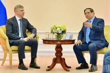 Премьер-министр Фам Минь Тьинь и генеральный директор, председатель правления ОАО РЖД Олег Валентинович Белозеров. Фото: Тхань Жанг