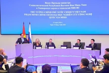 Премьер-министр Фам Минь Тьинь выступает на встрече. Фото: VGP