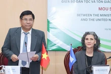 Замминистра по делам народностей и религий И Тхонг выступает на мероприятии.