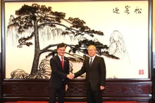 Товарищ Буй Куанг Хюи (слева) и товарищ Ли Хунчжун.