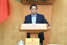 Премьер-министр Фам Минь Тьинь выступает на заседании. Фото: Чан Хай