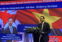 Посол Великобритании во Вьетнаме Иэн Фрю выступает на конференции. Фото: baoquocte.vn