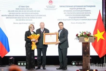 Посол Данг Минь Кхой вручает орден Дружбы Анатолию Артамонову.