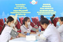 Врачи осматривают школьников в общине Лонгтхуан провинции Тэйнинь. Фото: ВИА