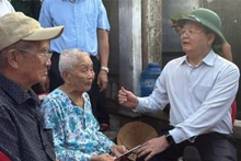 Заместитель премьер-министра Май Ван Тьинь посещает людей, пострадавших от тайфуна №13, в общине Суанкань провинции Даклак.