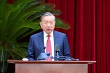 Генеральный секретарь ЦК КПВ То Лам выступает на открытии пленума.