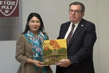 Заместитель генерального аудитора Ха Тхи Ми Зунг и председатель Счетной палаты Каталонии Микель Салазар Канальда. Фото: ВИА