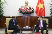 Министр иностранных дел Ле Хоай Чунг и Посол Сингапура во Вьетнаме Джай Ратнам. Фото: baoquocte.vn