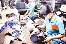 Финишная отделка обуви на заводе предприятия Жадинь, г. Хошимин. Фото: Хонг Дат