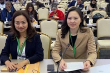 Глава постоянной миссии Вьетнама при ЮНЕСКО, Посол Нгуен Тхи Ван Ань (справа) на 43-й сессии Генеральной ассамблеи ЮНЕСКО. Фото: ВИА 