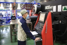 Система высокотехнологичного оборудования на предприятии «Азиатская промышленная инженерная компания» в общине Тхыонгтин. Фото: hanoimoi.vn