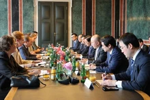 Рабочая встреча между делегацией КПВ и вторым председателем Палаты представителей Австрии Петером Хаубнером. Фото: ВИА