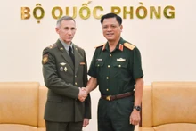 Генерал-полковник Нгуен Чыонг Тханг и полковник Сергей Владимирович Белослудцев.