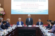 Товарищ До Ван Тьиен выступает на встрече.