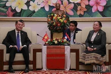 Товарищ Ле Минь Хынг и глава Организационного отдела НРПЛ Сисай Леудетмунсон. Фото: Зюи Тоан