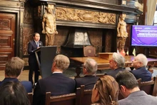 Секретарь партийного комитета города Хайфон Ле Тьен Тяу выступает на семинаре. Фото: ВИА