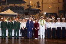 Представители двух стран на церемонии встречи в порту Тьенша города Дананг. Фото: ВИА