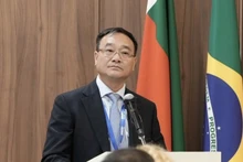 Замминистра общественной безопасности Фам Тхе Тунг выступает на пленарном заседании.