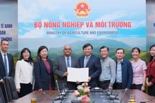 Министерство сельского хозяйства и окружающей среды получает письмо-подтверждение о предоставлении помощи от Азиатского банка развития (АБР). Фото: nongnghiepmoitruong.vn