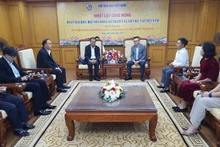 Председатель Союза журналистов Вьетнама Ле Куок Минь принимает делегацию. Фото: ВИА