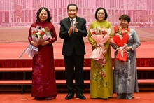 Председатель НС Чан Тхань Ман вручает цветы женщинам-депутатам НС XV созыва. Фото: Зюи Линь