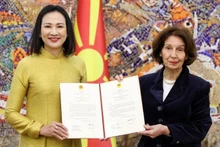 Посол Нгуен Тхи Минь Нгует вручает верительные грамоты Президенту Северной Македонии Гордане Силяновской-Давковой. Фото: baoquocte.vn