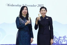 Замминистра иностранных дел Ле Тхи Тху Ханг и Посол Таиланда во Вьетнаме Уравади Срифиромия. Фото: baoquocte.vn