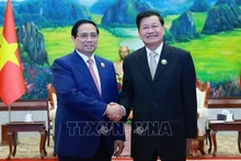 Премьер-министр Фам Минь Тьинь и Генеральный секретарь ЦК НРПЛ, Президент Лаоса Тхонглун Сисулит. Фото: ВИА