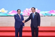 Премьер-министр Фам Минь Тьинь и Премьер-министр Лаоса Сонексай Сипхандон. Фото: VGP