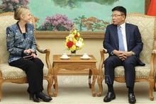 Заместитель премьер-министра Ле Тхань Лонг принимает вице-президента корпорации Amazon по вопросам глобальной государственной политики Сьюзан Пойнтер. Фото: ВИА