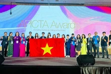 Вьетнамская делегация на церемонии вручения премии.